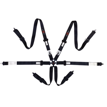 Dobbelt billede af SimXPro Seat Harness, en komfortabel og sikker sædesele til simracing, vises med justerbare stropper og polstring.