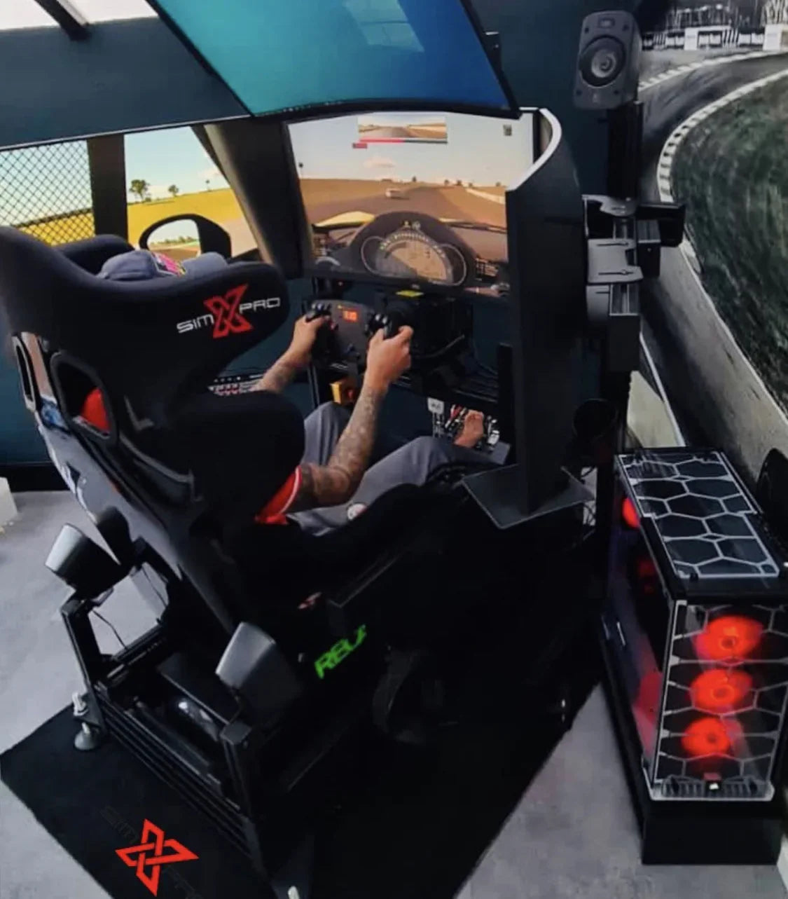 SimXPro XT160 GT simracer-kabinet med rat- og pedalholder, sort metalramme, til realistisk racingspiloplevelse