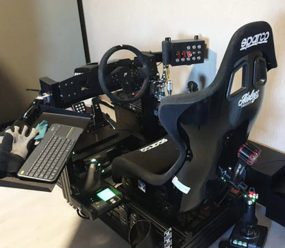 SimXPro XT160 GT simracer cockpit med sort stel og justerbare komponenter, klar til racing simulator setup.