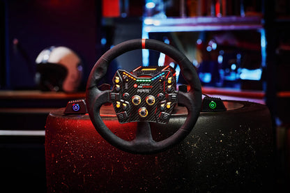 Asetek Racing Comfort+ rund ratlåg i sort med rød midterstribe til racingspil, ergonomisk design og holdbart materiale.