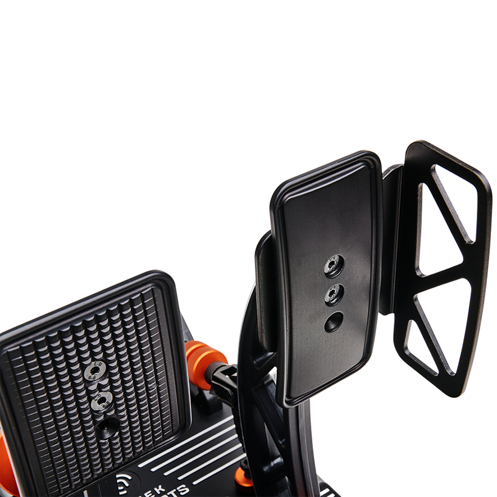 Asetek Racing universal fodstøtte til pedaler, close-up billede med fokus på fodstøttens detaljer og materialer.
