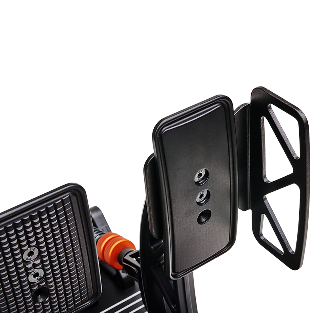 Asetek Racing universel pedalstøtte til simracing, close-up af pedal til throttle med sort baggrund