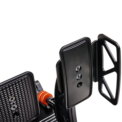 Asetek Racing universel pedalstøtte til simracing, close-up af pedal til throttle med sort baggrund