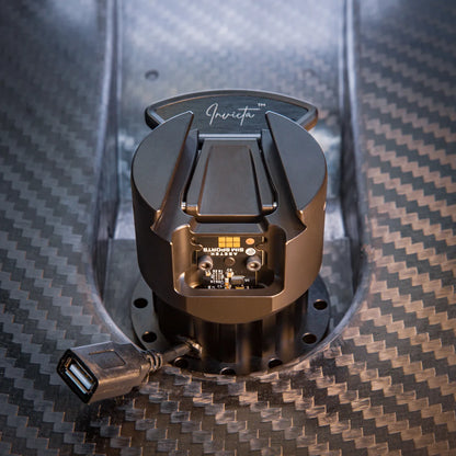 Asetek Racing Invicta QR-adapter til USB-A, tilbehør til bilrattet, sort og kompakt, vist på billede.