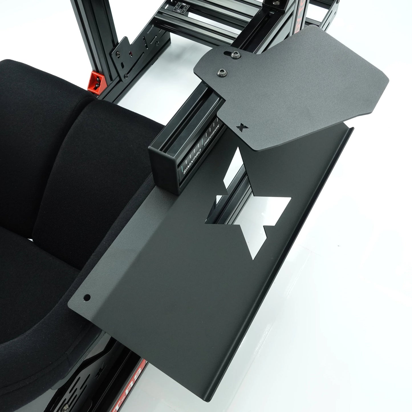 SimXPro GT RS simracer cockpit med betrukne sidepaneler og justerbare rattestativer, designet til simracingoplevelser.